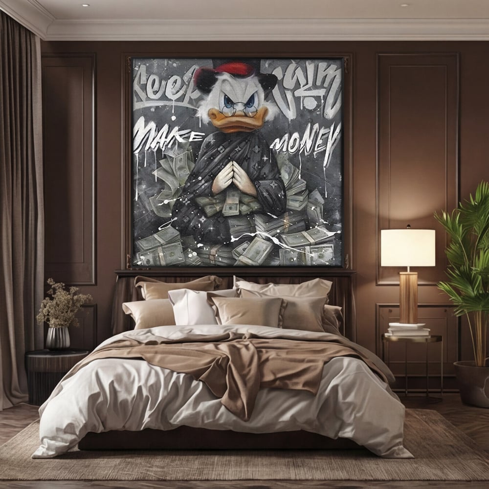 Tablou canvas cu tablou canvas cu scrooge mcduck si teancuri de bani, in rama de aluminiu negru, pe perete intr-un dormitor